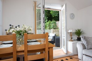 Dining - Kerensa is a cosy and detached barn conversion located in the lovely seaside village of Portreath (Portreath)