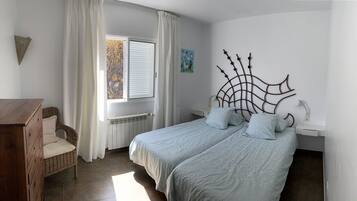 3 chambres, coffres-forts dans les chambres, fer et planche Ă repasser