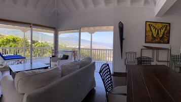 Een televisie en boeken