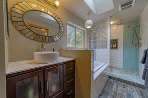 Badewanne, Haartrockner, Handtücher, Seife