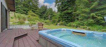 The Barn: a Trinidad home in the redwoods with privacy and hot tub.
