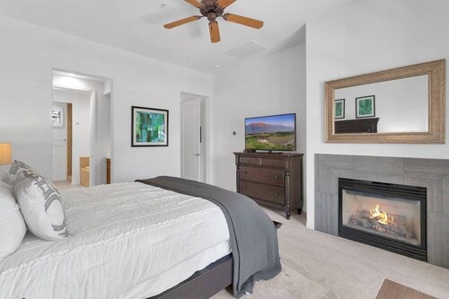 Mountain-view 3BR condo in Legacy Villas with pool, fireplace, and balcony.