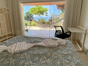 2 quartos, escrivaninha, ferros/tábuas de passar roupa