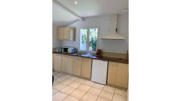 Jääkaappi, mikroaaltouuni, liesi, kahvin-/teenkeitin