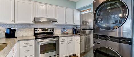 Appart'hôtel, 2 chambres | Cuisine privée | Réfrigérateur, micro-ondes, four, plaque de cuisson
