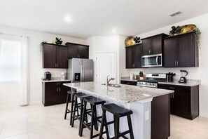 Fridge, microwave, oven, stovetop - Welcoming Villa With Themed Bedrooms at Solterra (Davenport)