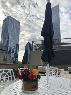 Outdoor dining - An Oasis in NYC (New York)