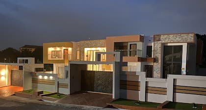 Sleek Luxury Townhomes(#3 bedroom)