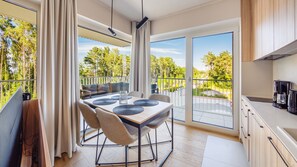 Apartment (1.1) | Essbereich im Zimmer