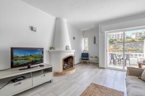 TV, fireplace