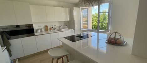 Réfrigérateur, four, plaque de cuisson, lave-vaisselle