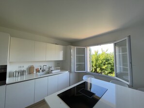 Réfrigérateur, four, plaque de cuisson, lave-vaisselle