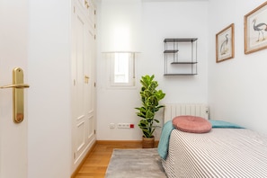 3 Schlafzimmer, Schreibtisch, Bügeleisen/Bügelbrett, Reisekinderbett