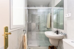Dusche, Haartrockner, Bidet, Handtücher