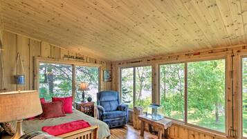 2 bedrooms, desk, free internet, bed sheets