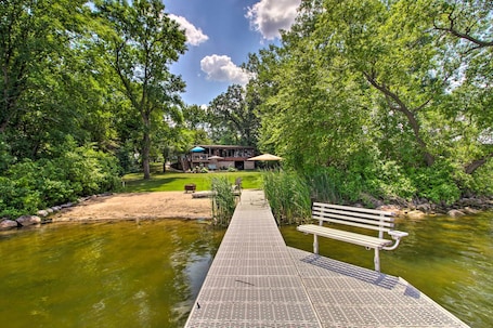 施設の敷地. Year-Round Waterfront Getaway: Lake Access + Dock!