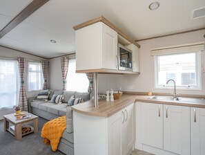 Fridge, electric kettle, cookware/dishes/utensils - Moondunes - Pwllheli (Pwllheli)