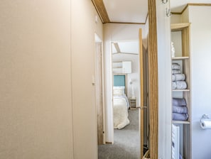2 quartos, individualmente decorados, individualmente mobiliados