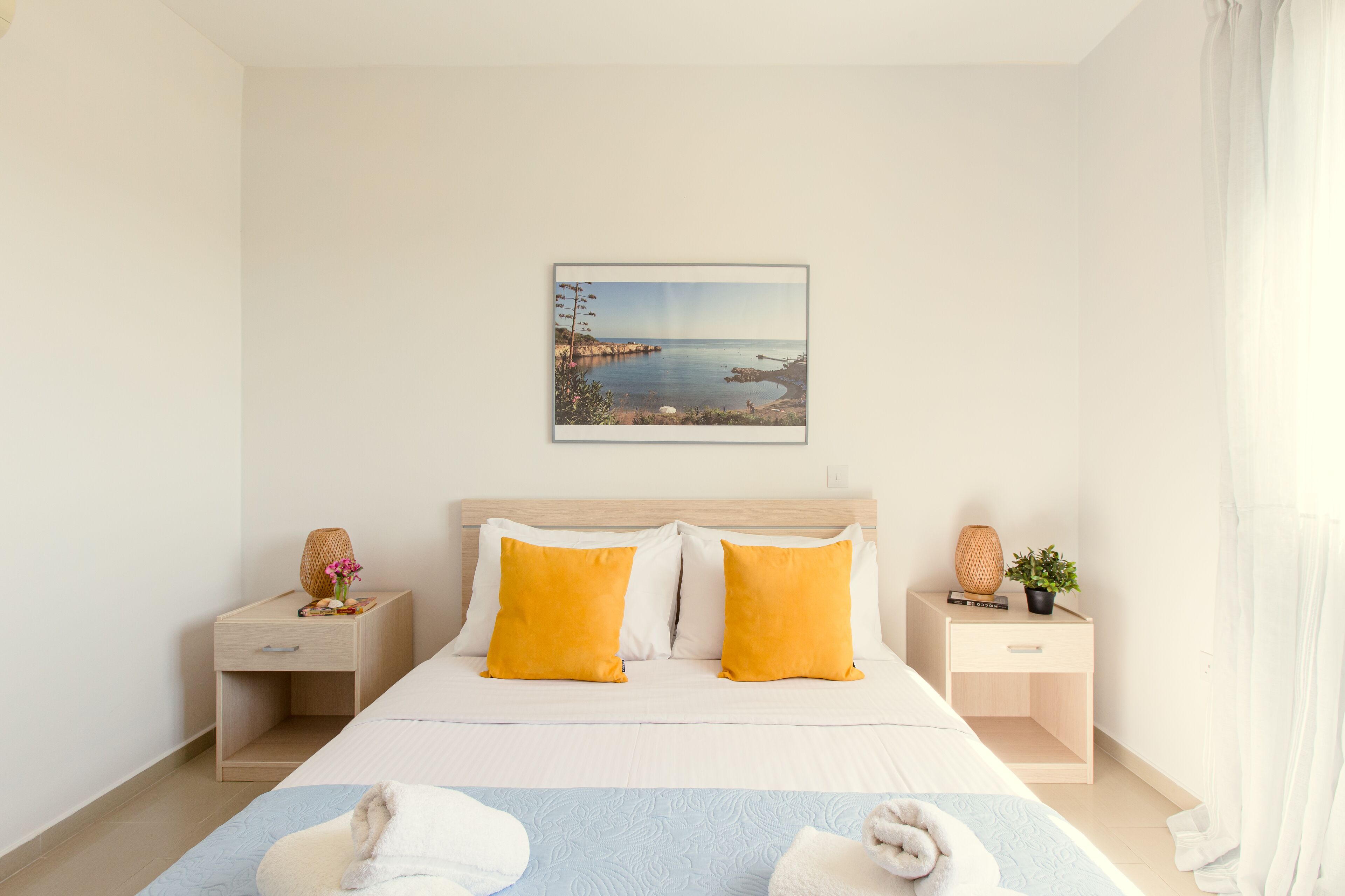 2 quartos, escrivaninha, ferros/tábuas de passar roupa