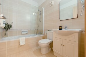 Duschwanne, Haartrockner, Handtücher, Seife