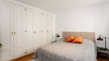 1 dormitorio, escritorio, tabla de planchar con plancha y cuna de viaje
