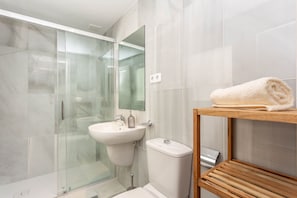 Douche, sĂšche-cheveux, serviettes fournies, papier toilette