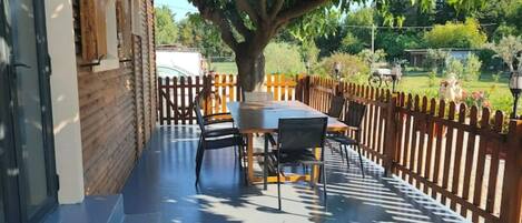 屋外ダイニングエリア