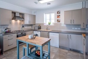 Frigorifero, forno, piano cottura, lavastoviglie