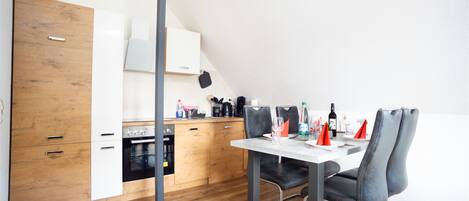 Kühlschrank, Mikrowelle, Ofen, Herdplatte