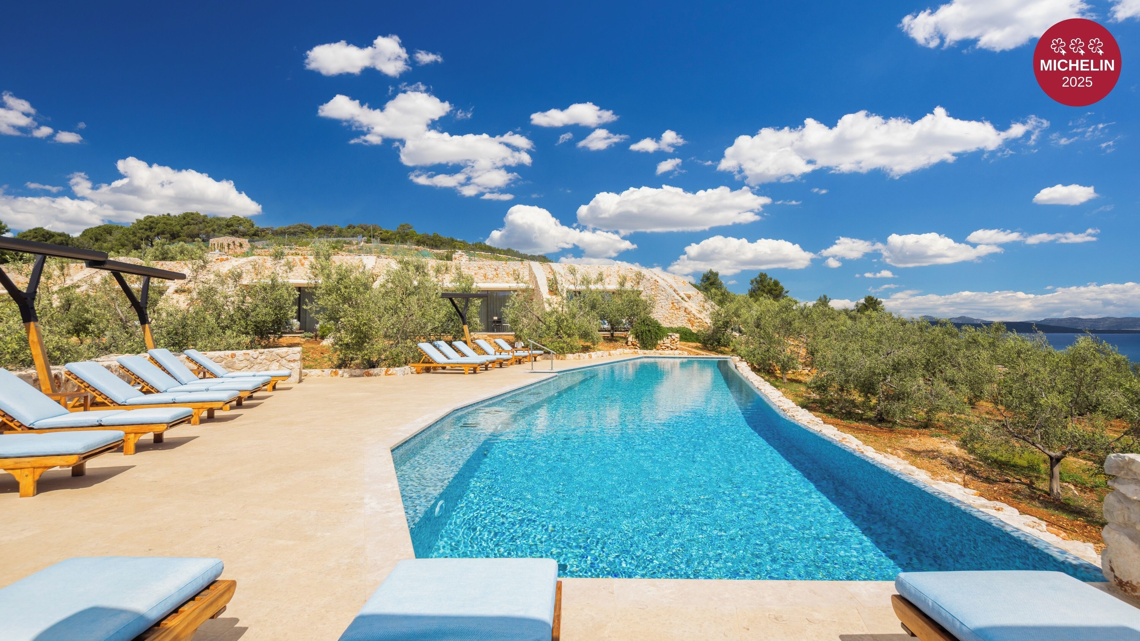 Hồ bơi trong nhà, hồ bơi ngoài trời phục vụ theo mùa, ghế dài tắm nắng 