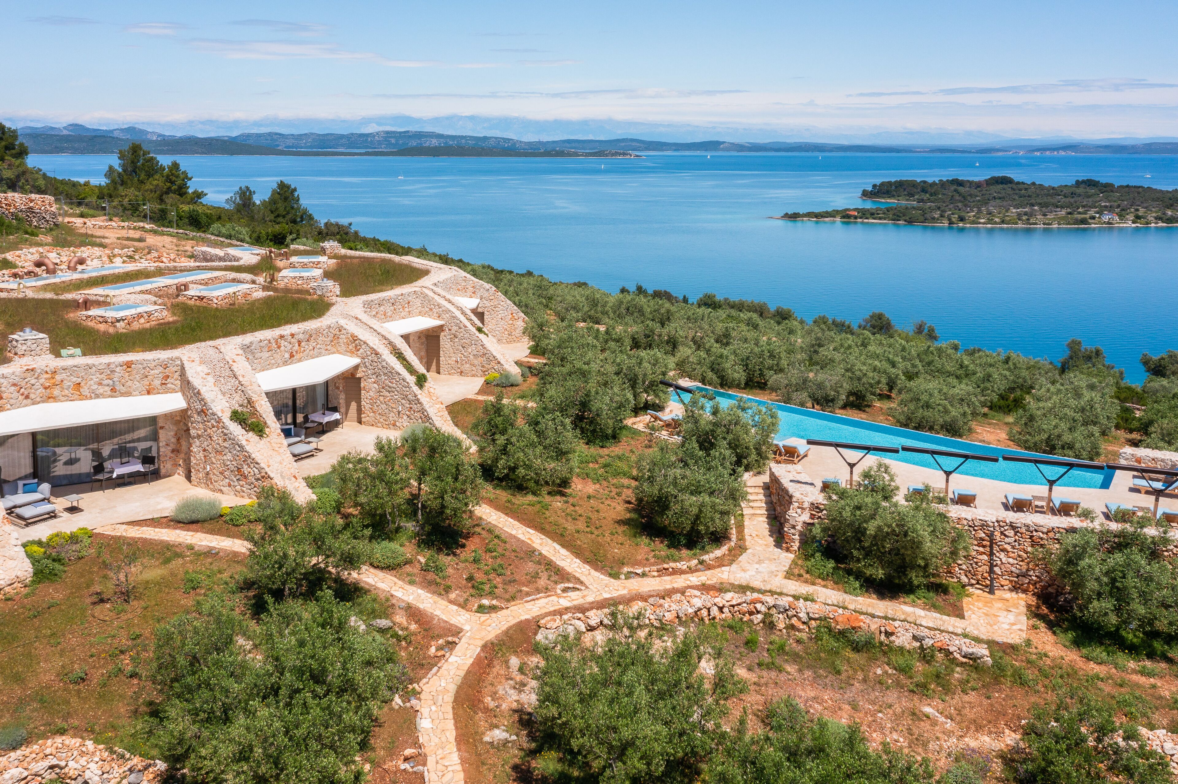 Indoor pool, seasonal outdoor pool, open open 24 hours, sun loungers