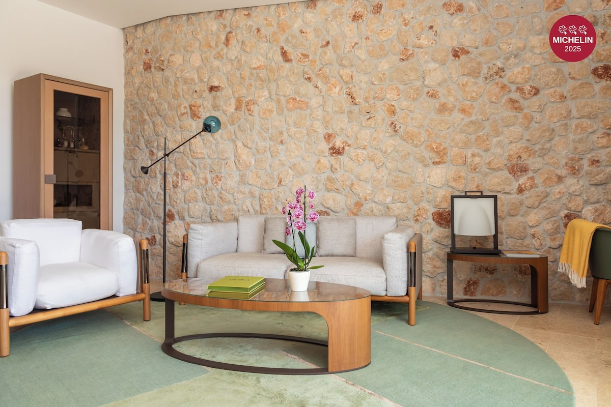 Deluxe Suite with Terrace, Sea View and Grove View | Opholdsområde | 110-centimeters LED-tv med kabelkanaler, tv, printere