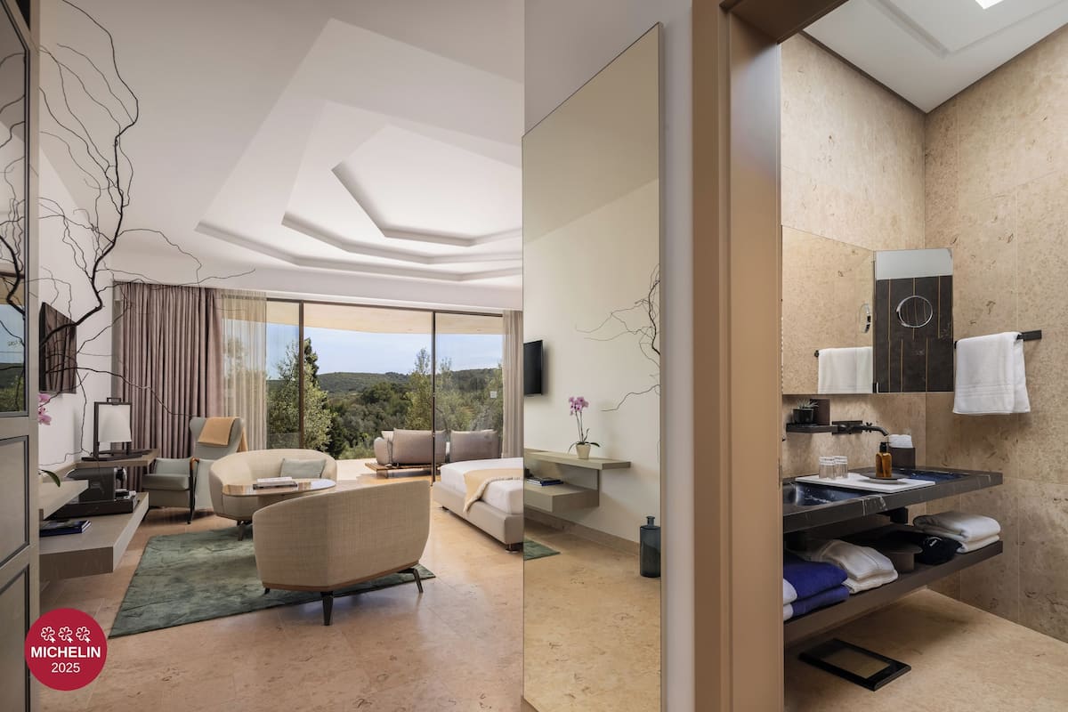 Deluxe Room with Terrace and Sea View | Italienske lagner fra Frette, premium-sengetøj, dundyner, minibar