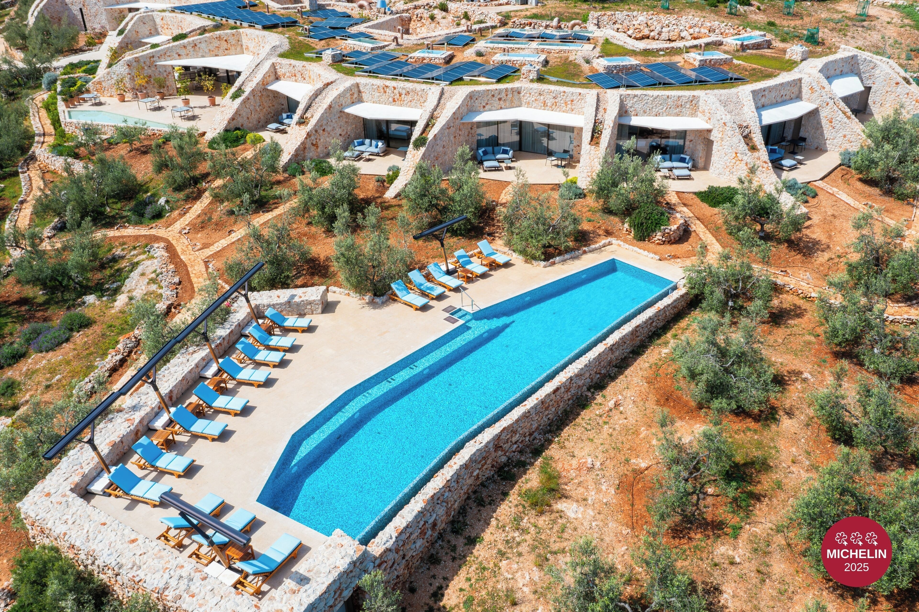 Indoor pool, seasonal outdoor pool, pool loungers
