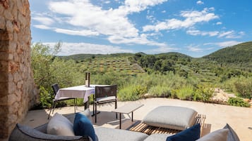 Standard Room with Terrace and Grove View | ํ
๋ผ์ค/ํํฐ์ค