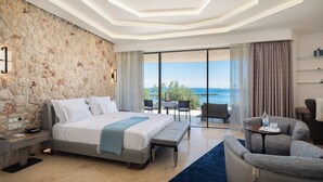 Luxury Room with Terrace and Sea View | イタリアのフレッテ製シーツ、高級寝具、羽毛の掛け布団、ミニバー