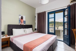 Panoramic Studio Suite, 1 King Bed, Sea View | Living area