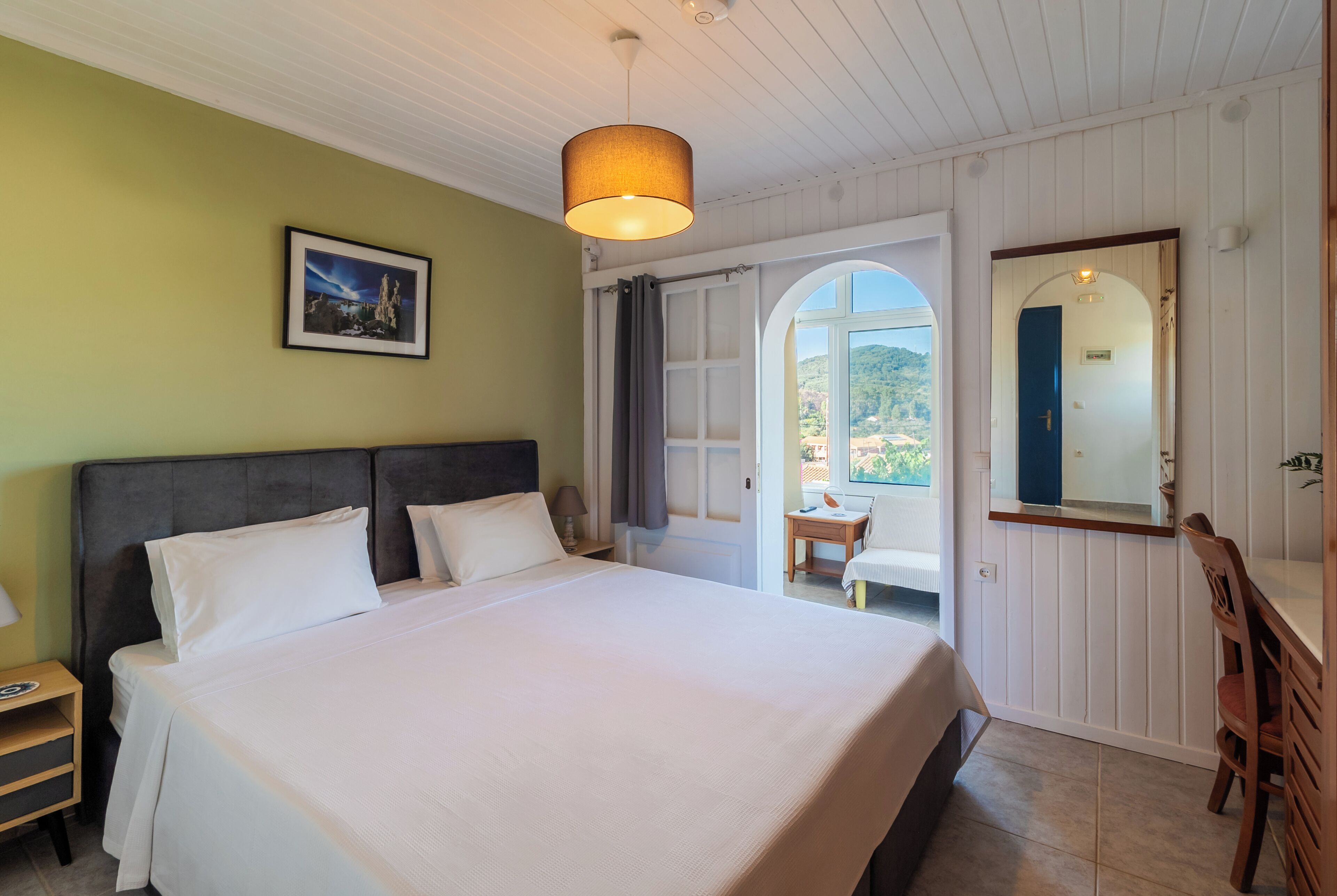 Junior studio suite, 1 kingsize bed, niet-roken, uitzicht op bergen | Een kluis op de kamer, individueel gedecoreerd, individueel gemeubileerd