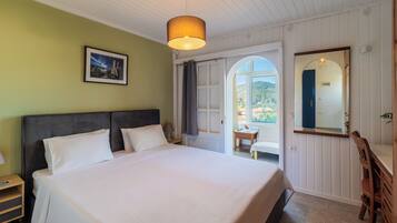 Junior studio suite, 1 kingsize bed, niet-roken, uitzicht op bergen | Een kluis op de kamer, individueel gedecoreerd, individueel gemeubileerd