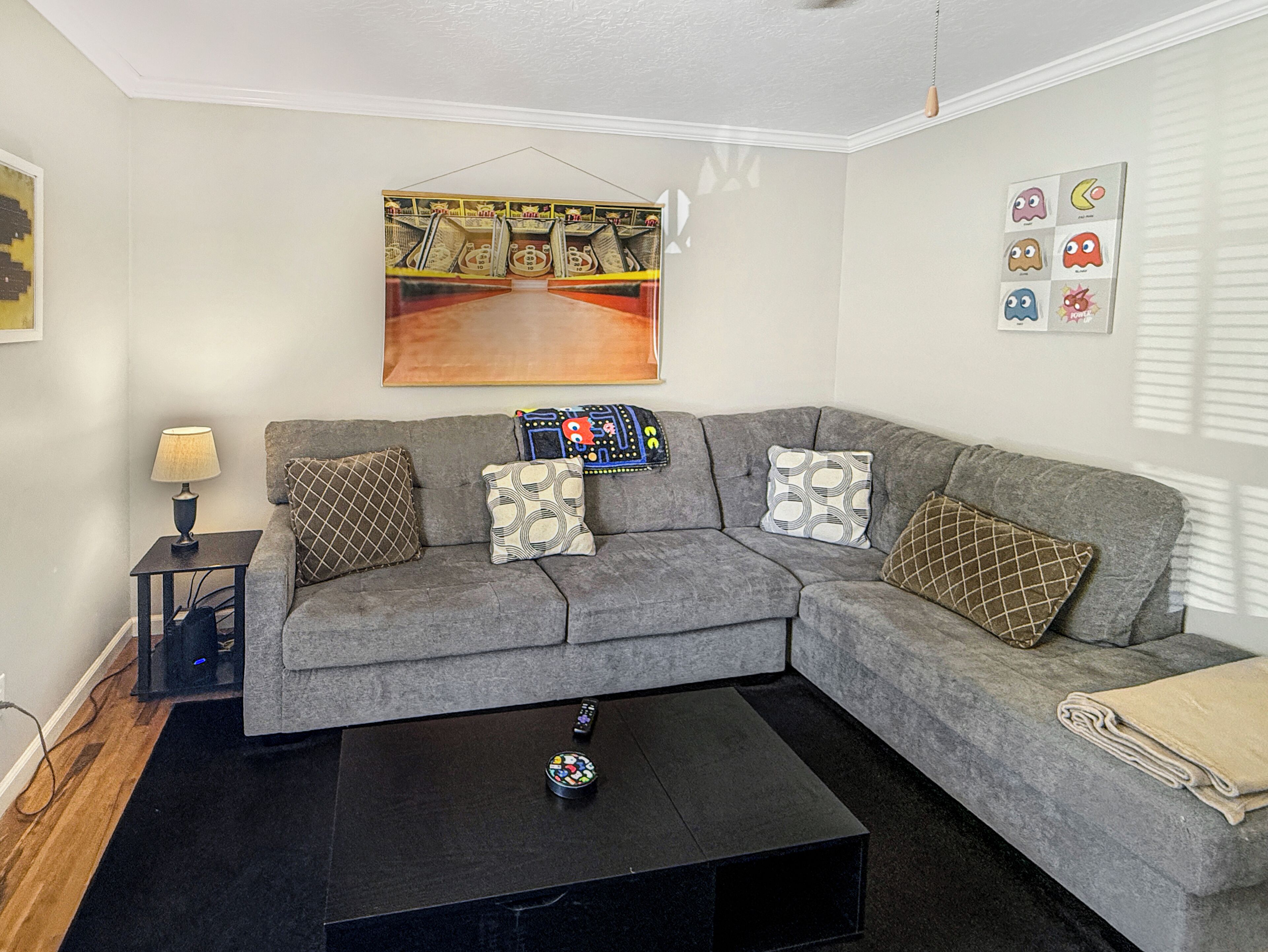 Smart TV, consola de videojuegos y libros 