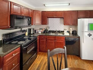 Geladeira, micro-ondas, fogão, cooktop