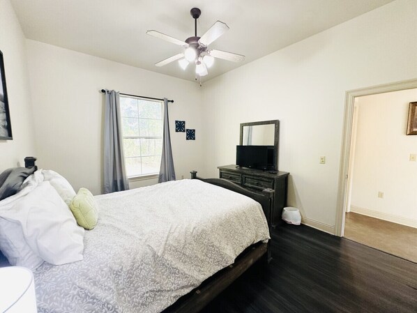 2 habitaciones, tabla de planchar con plancha y cuna de viaje