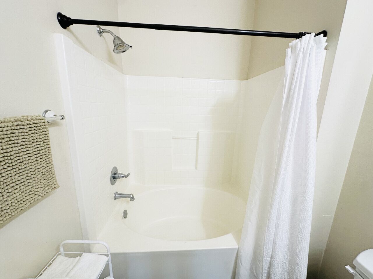 Bañera con ducha, secador de pelo, toallas, shampoo