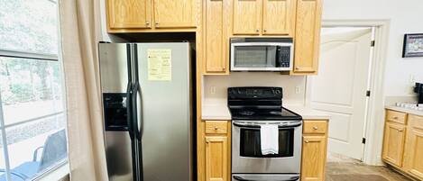 冷蔵庫、電子レンジ、オーブン、コンロ