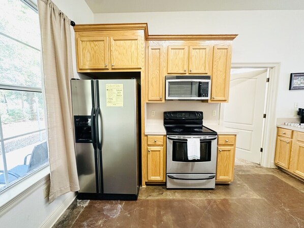 Refrigerador, microondas, horno y parrilla de estufa 