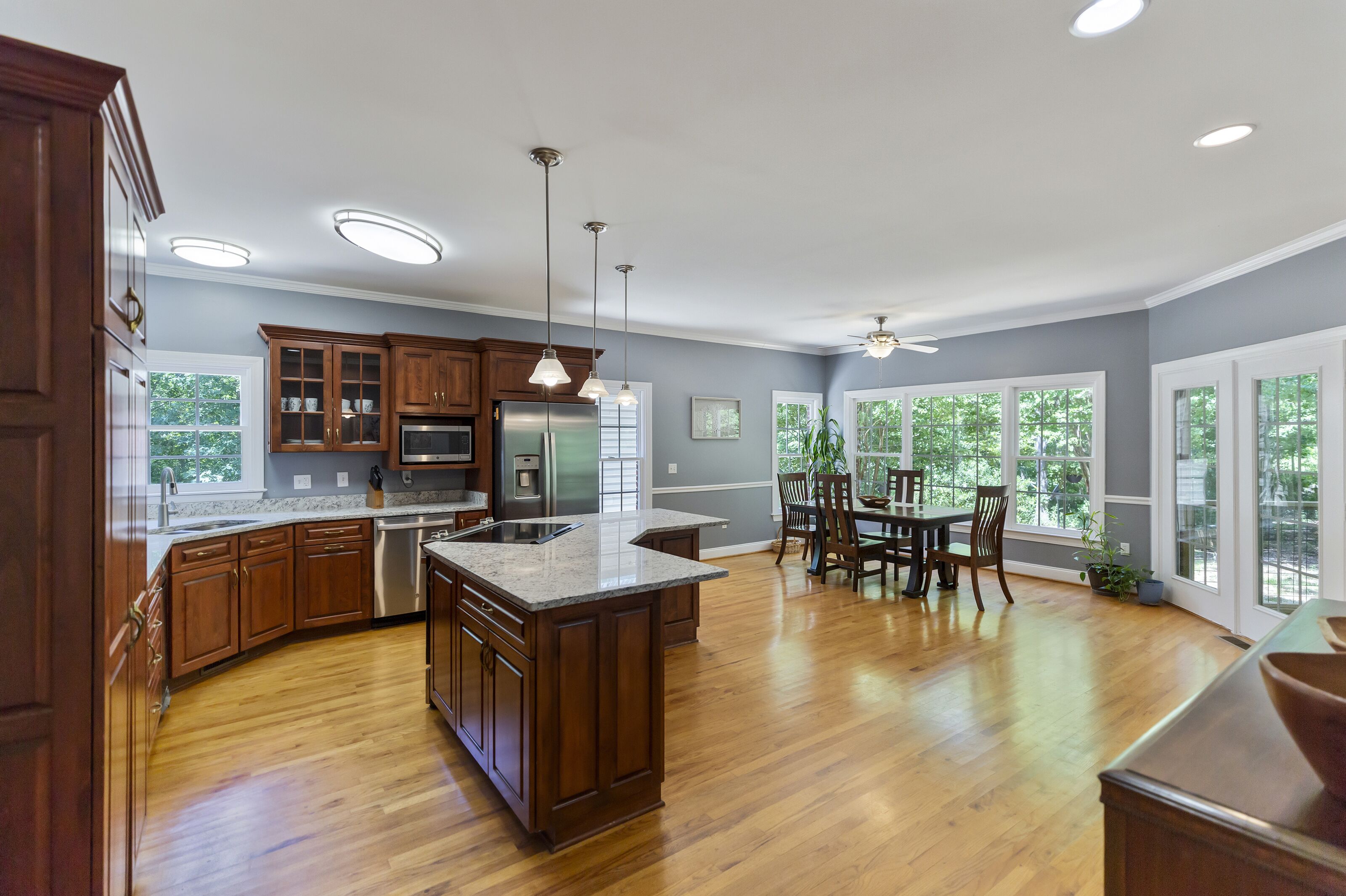 冷蔵庫、電子レンジ、オーブン、コンロ