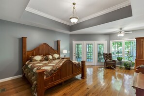 3 slaapkamers, een strijkplank/strijkijzer, gratis wifi, beddengoed