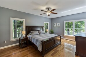 3 bedrooms, iron/ironing board, free WiFi, bed sheets - Misty Lake Lodge, home on private lake (Westminster)
