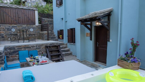 A pool area with a hot tub, a dining table with chairs, and a wooden deck. - Dandy Villas Tsagkarada | Blue Pansy | Mini Pool (Tsagkarada)