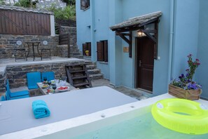 A pool area with a hot tub, a dining table with chairs, and a wooden deck. - Dandy Villas Tsagkarada | Blue Pansy | Mini Pool (Tsagkarada)